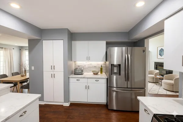 $2,975 | 147 White Branch Court North, Schaumburg, IL 60193