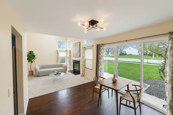 $2,975 | 147 White Branch Court North, Schaumburg, IL 60193