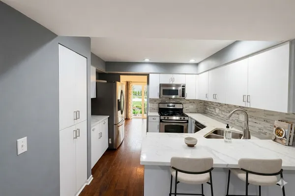 $2,975 | 147 White Branch Court North, Schaumburg, IL 60193