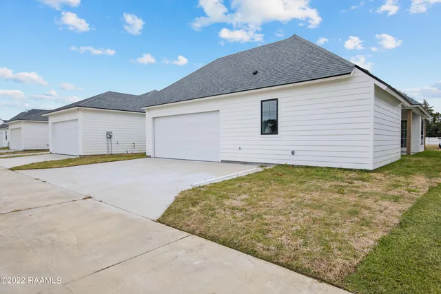 $2,400 | 103 Wishing Wl Drive, Broussard, LA 70518