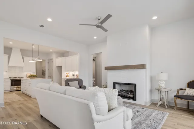 $2,400 | 103 Wishing Wl Drive, Broussard, LA 70518