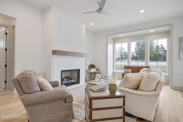 $2,400 | 103 Wishing Wl Drive, Broussard, LA 70518