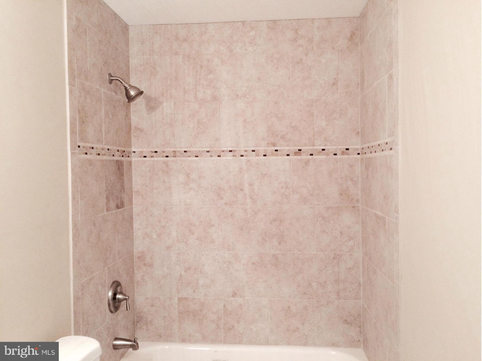 9866 Red Hill Road Spotsylvania, VA 22553 - Photo 19 of 23 Hall Bath Tile