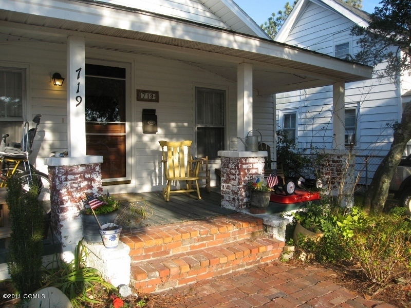 719 Pine Street Beaufort, NC 28516 - Photo 2 of 11 Front Porch