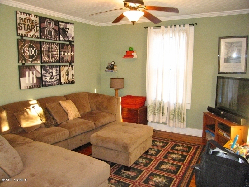 719 Pine Street Beaufort, NC 28516 - Photo 3 of 11 Living Room