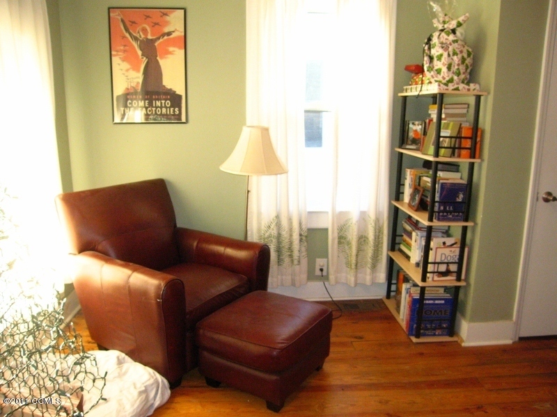 719 Pine Street Beaufort, NC 28516 - Photo 4 of 11 Living Room