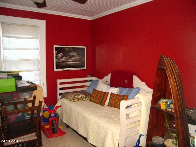 719 Pine Street Beaufort, NC 28516 - Photo 7 of 11 Bedroom 3
