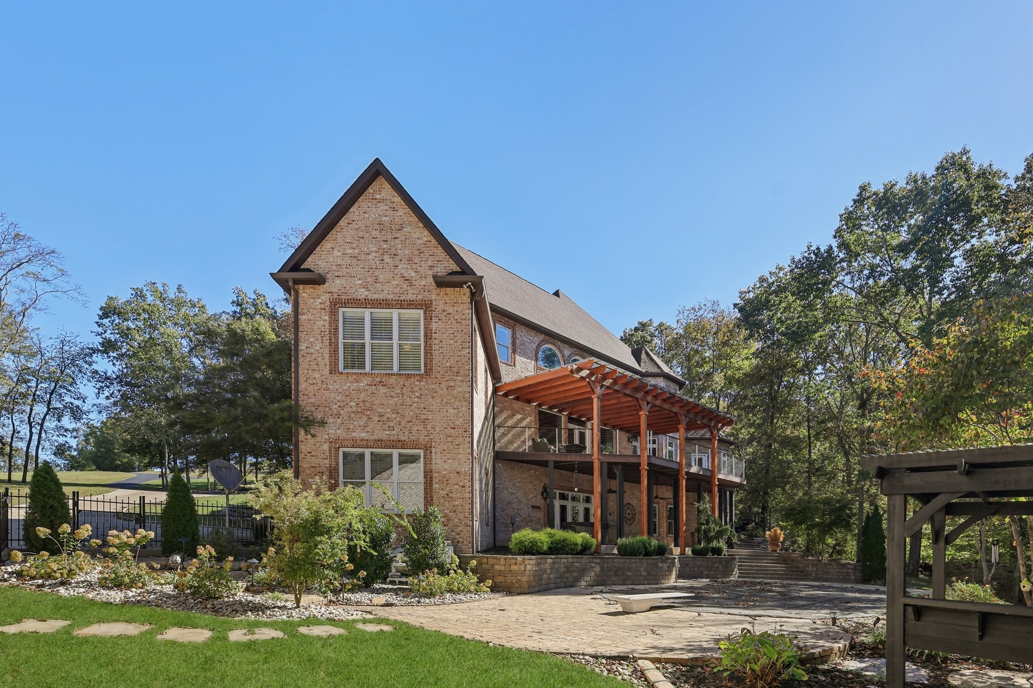 1556 A Berea Church Road Lebanon, TN 37087 - Photo 55 of 66 a front view of a house with garden