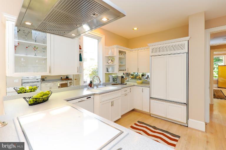 5208 Wissioming Road Bethesda, MD 20816 - Photo 3 of 26 Kitchen