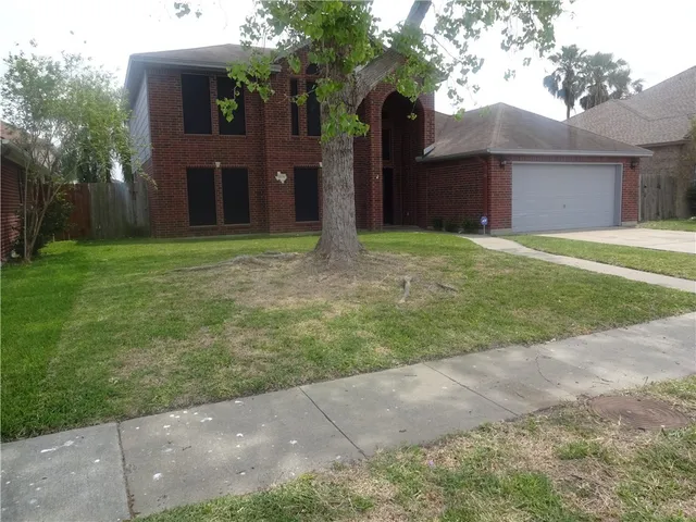 a house view with a backyard space