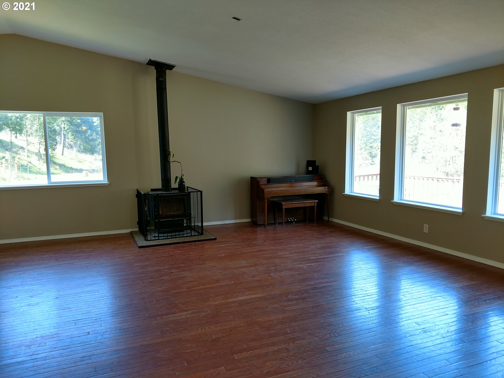 2747 Cox Road Yoncalla, OR 97499 - Photo 6 of 23