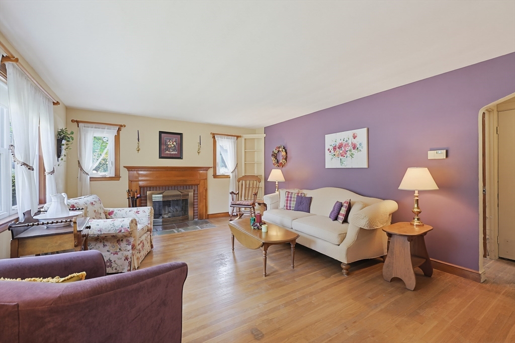 11 Bright Street Waltham, MA 02453 - Photo 4 of 34