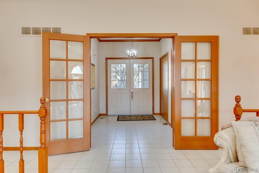 385 Buttercup Drive Rochester Hills, MI 48307 - Photo 4 of 33