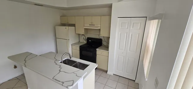 $2,500 | 4942 Leeward Lane, Dania Beach, FL 33312