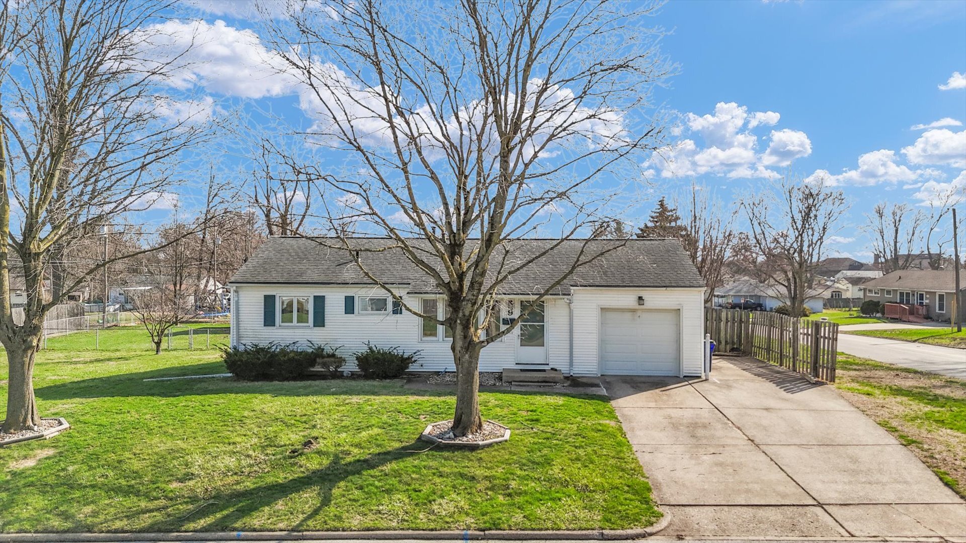 9 Glenview Drive Decatur, IL 62521 - Photo 1 of 31