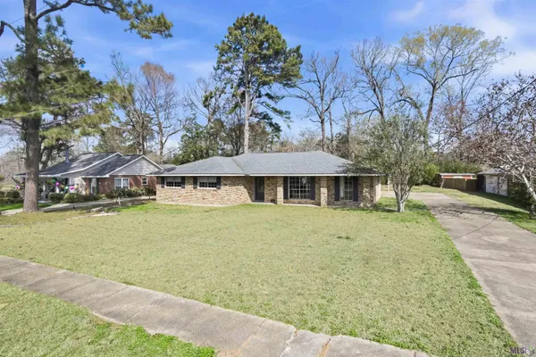 $395,000 | 9693 Charlotte Armstrong Drive, St. Francisville, LA 70775