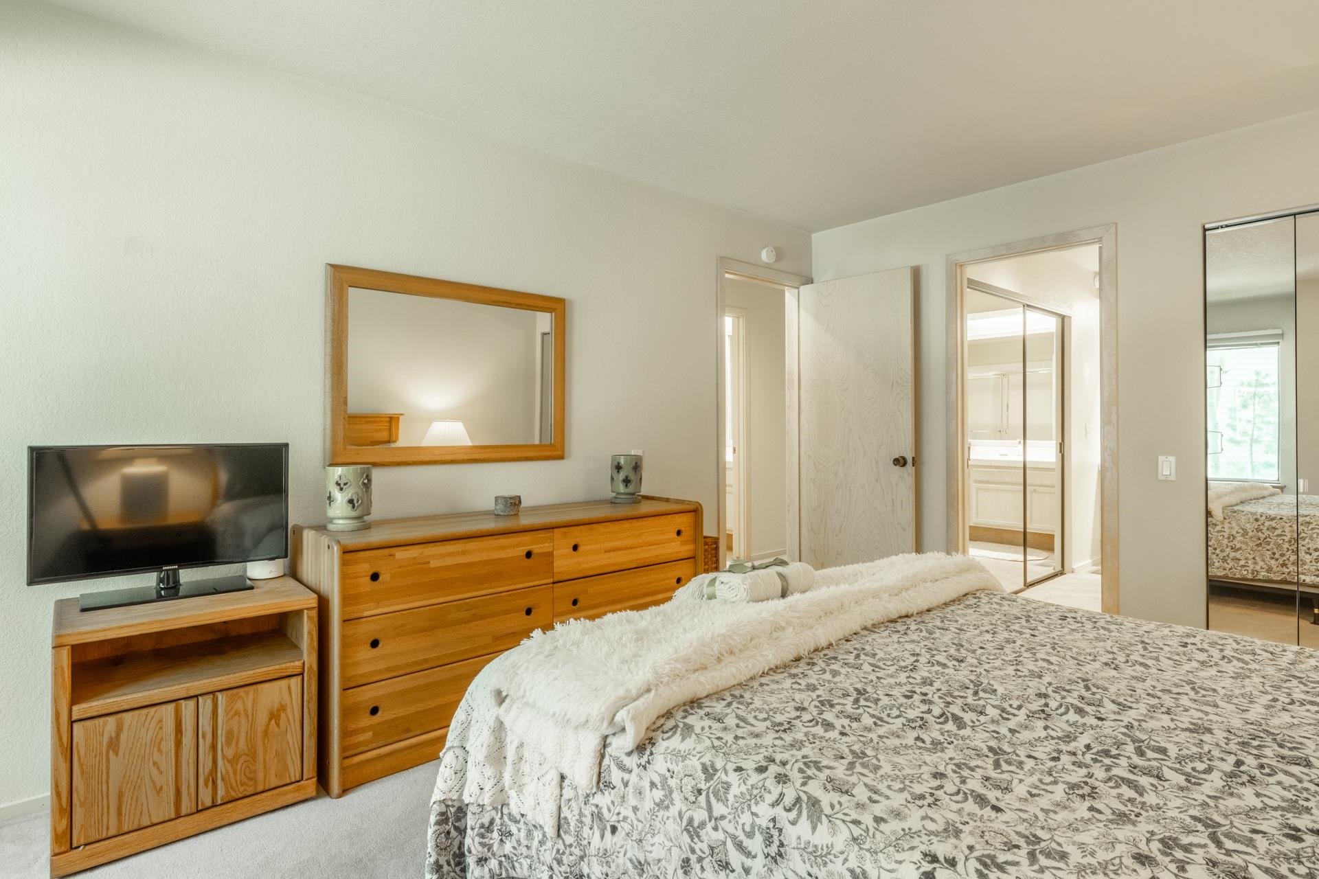 609 Golden Creek Road, Unit 609 Mammoth Lakes, CA 93546 - Photo 9 of 42 Carpeted bedroom featuring light-toned walls and an open doorway revealing a bathroom with a white v