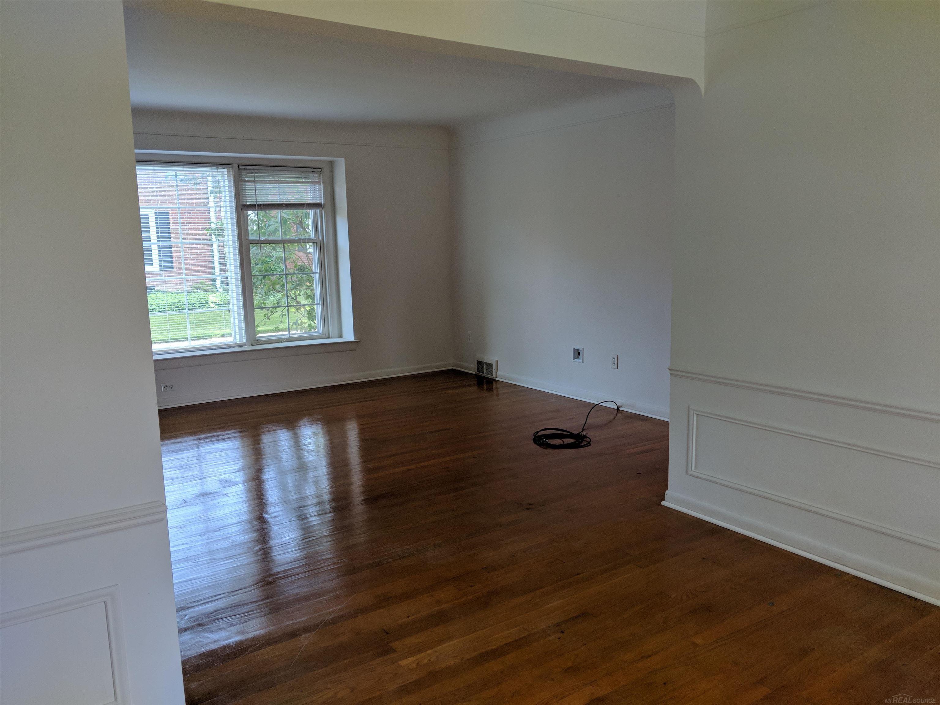 644 Cadieux Road Grosse Pointe, MI 48230 - Photo 6 of 22 50121616-5.JPG