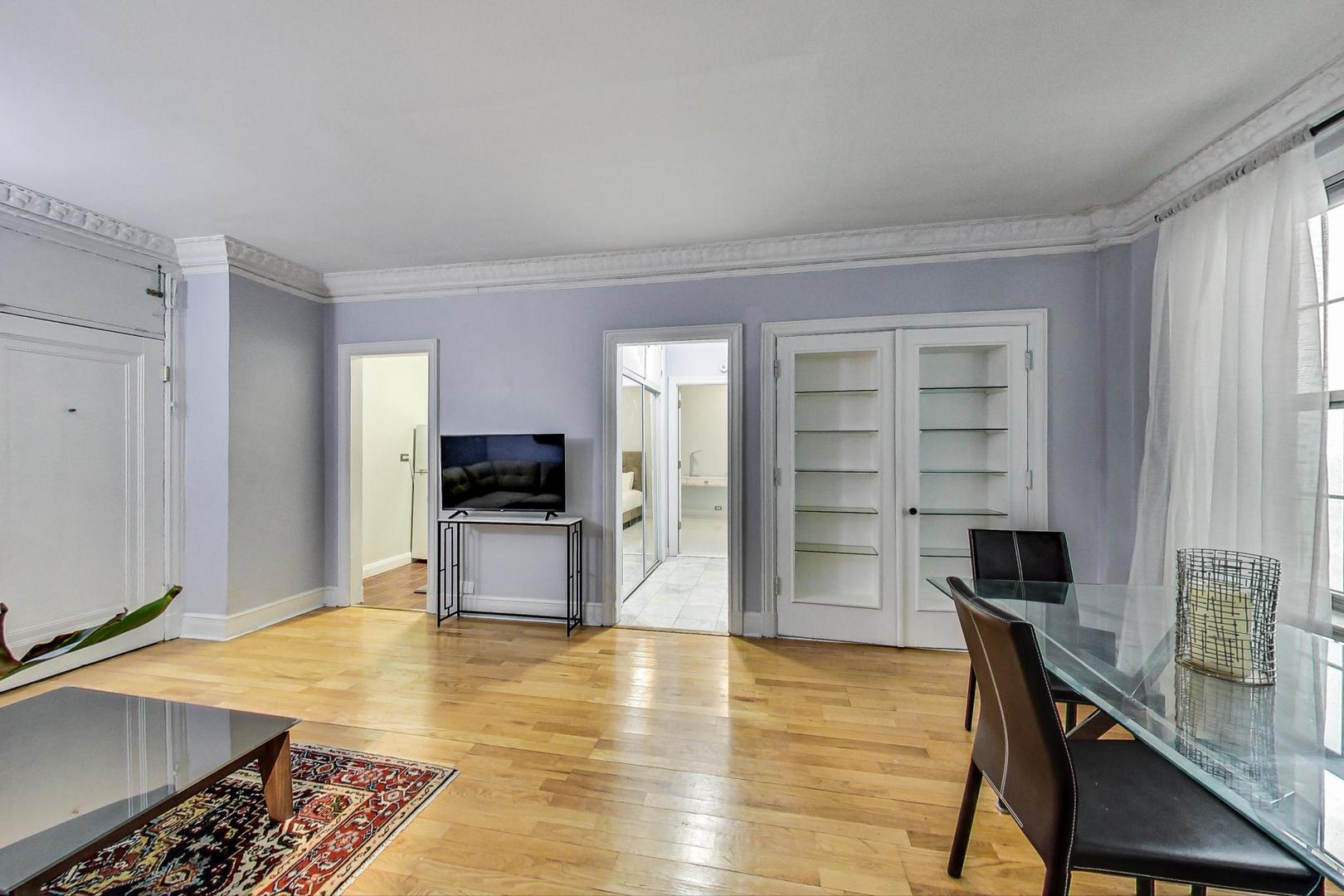 6101 North Sheridan Road, Unit 6H Chicago, IL 60660 - Photo 12 of 29 a living room with furniture and a flat screen tv