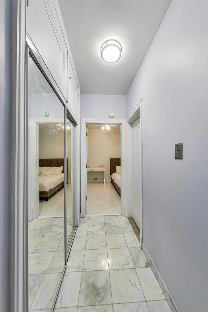 6101 North Sheridan Road, Unit 6H Chicago, IL 60660 - Photo 15 of 29 a bathroom with a sink and a mirror