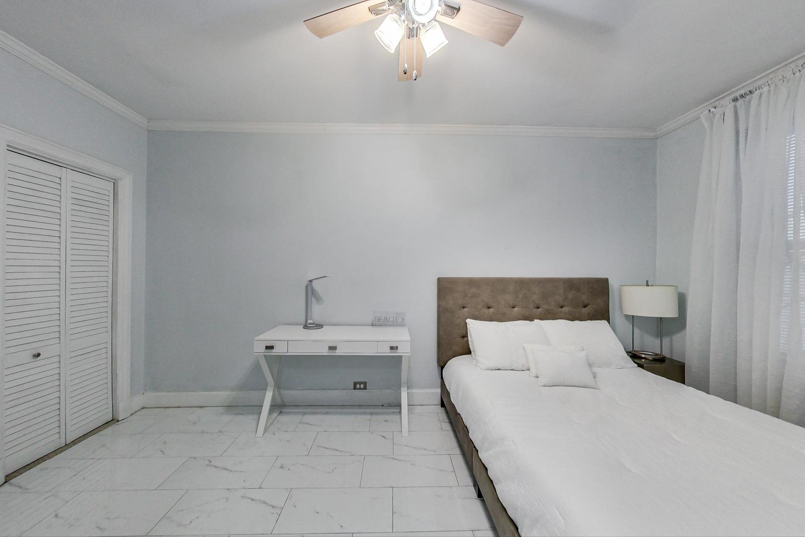 6101 North Sheridan Road, Unit 6H Chicago, IL 60660 - Photo 16 of 29 a bedroom with a bed and a chandelier