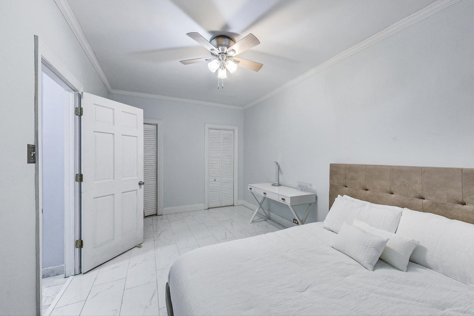 6101 North Sheridan Road, Unit 6H Chicago, IL 60660 - Photo 17 of 29 a bedroom with a bed and a chandelier