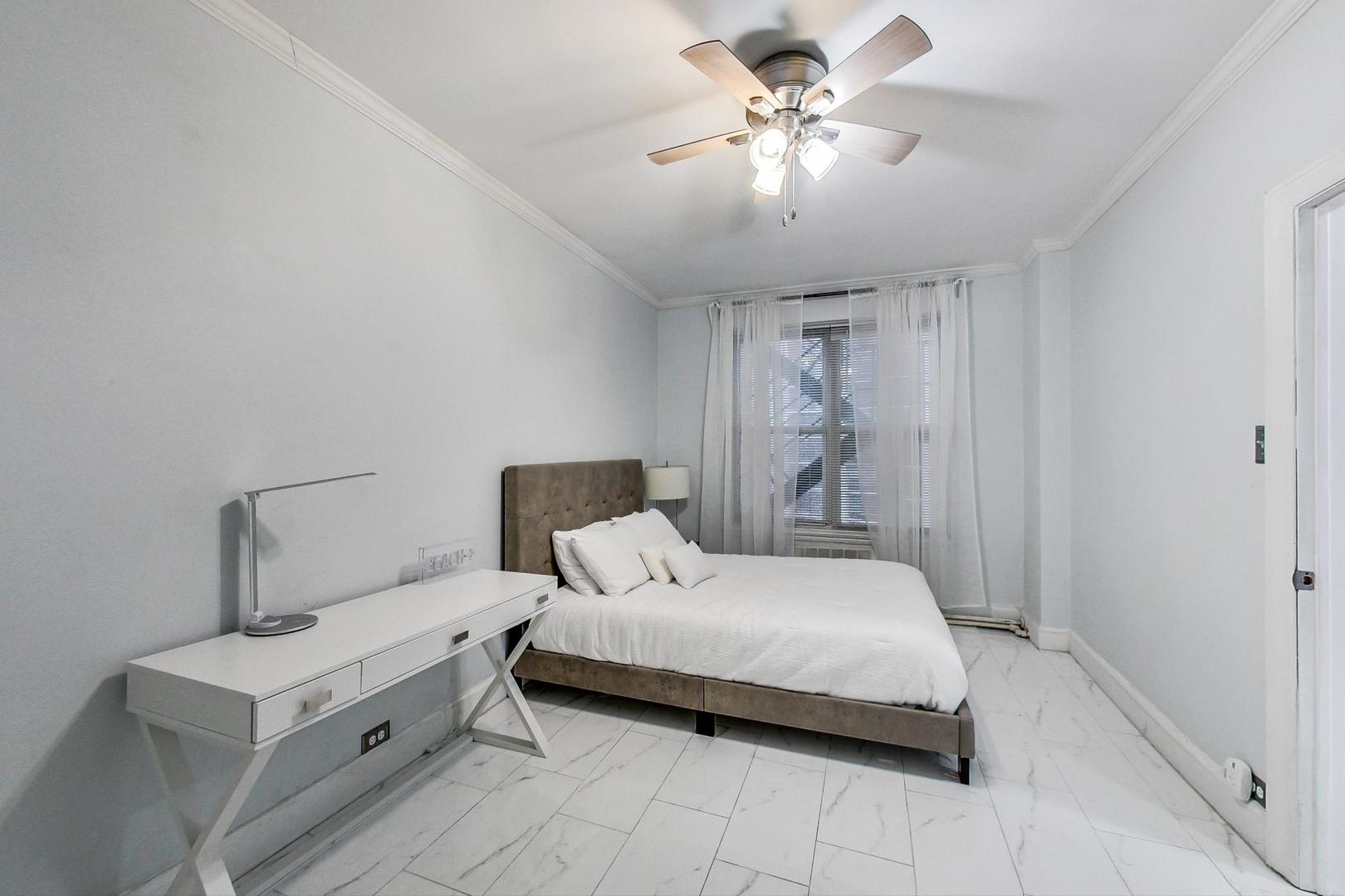 6101 North Sheridan Road, Unit 6H Chicago, IL 60660 - Photo 18 of 29 a bedroom with a bed and a chandelier
