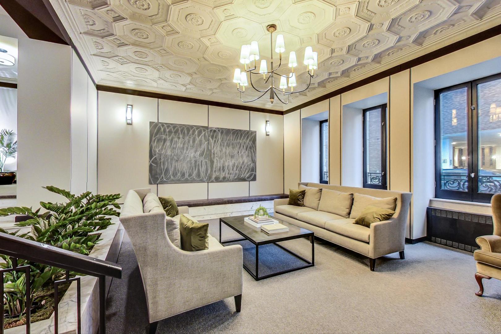6101 North Sheridan Road, Unit 6H Chicago, IL 60660 - Photo 5 of 29 a living room with furniture and a chandelier