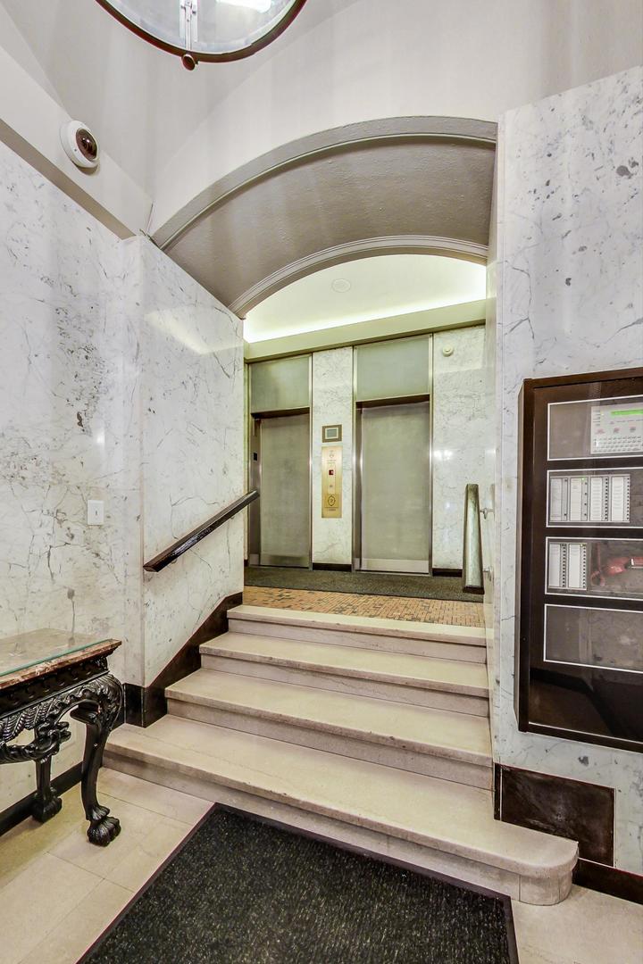6101 North Sheridan Road, Unit 6H Chicago, IL 60660 - Photo 6 of 29 a view of entryway with a front door