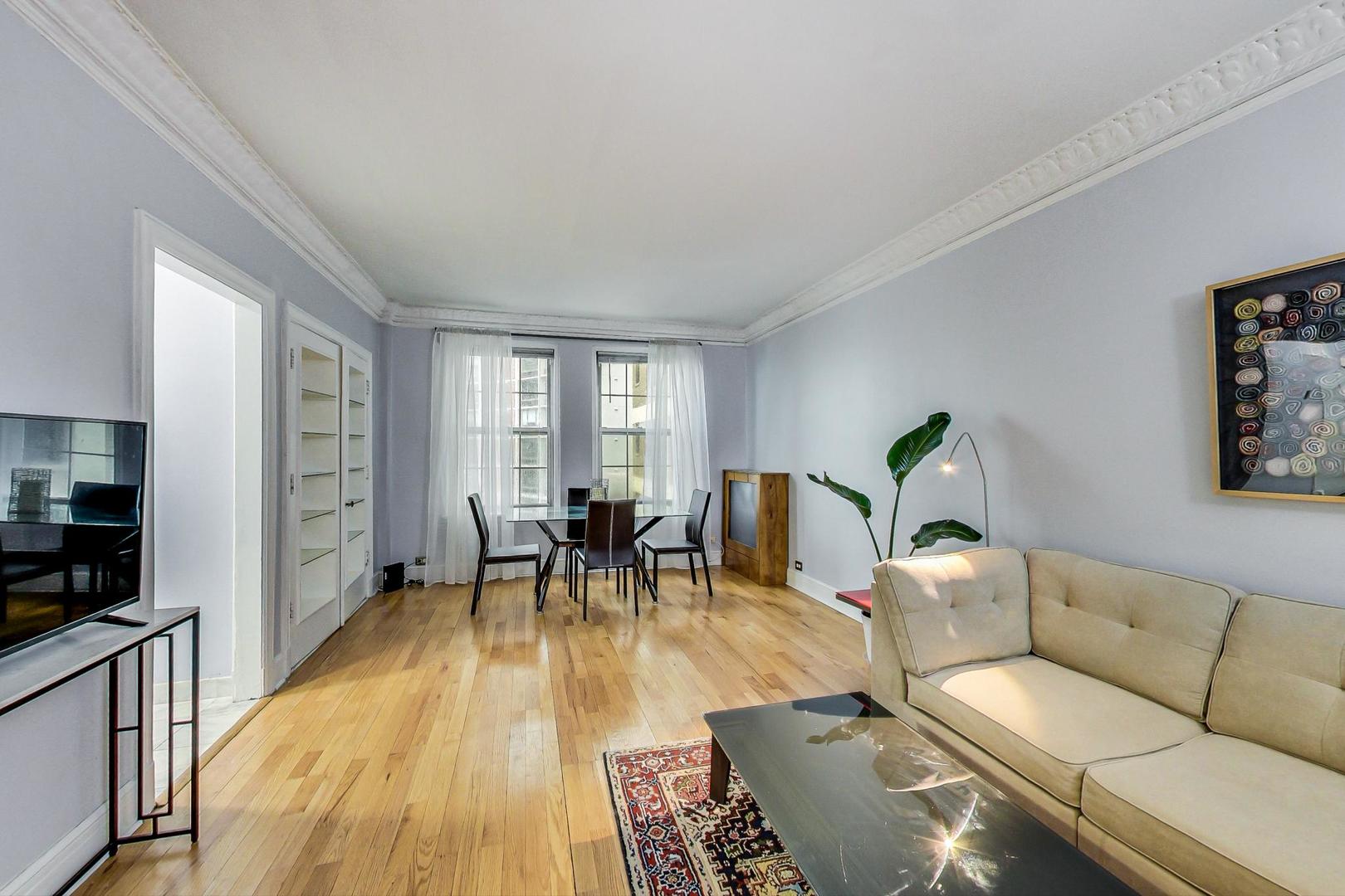 6101 North Sheridan Road, Unit 6H Chicago, IL 60660 - Photo 8 of 29 a living room with furniture and a wooden floor