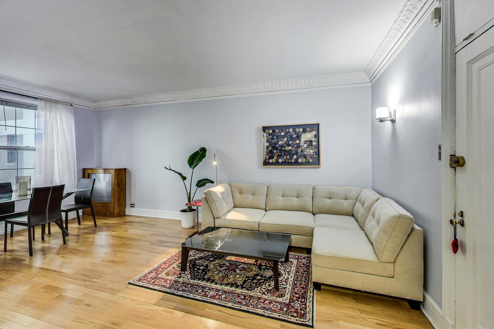 6101 North Sheridan Road, Unit 6H Chicago, IL 60660 - Photo 9 of 29 a living room with furniture and wooden floor