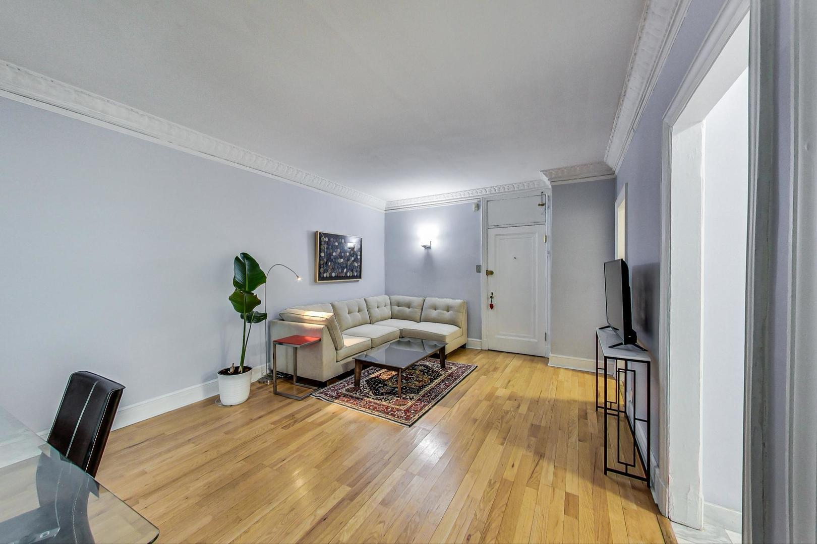 6101 North Sheridan Road, Unit 6H Chicago, IL 60660 - Photo 10 of 29 a bedroom with a bed and a chair