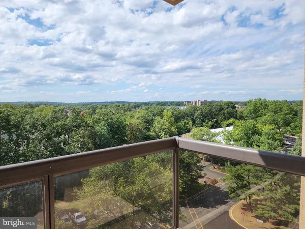 $369,900 | 307 Yoakum Parkway, Unit 1024, Alexandria, VA 22304