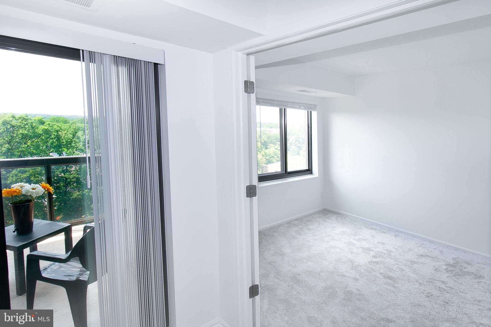 307 Yoakum Parkway, Unit 1024 Alexandria, VA 22304 - Photo 19 of 50 an empty room that has a window