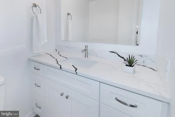 $369,900 | 307 Yoakum Parkway, Unit 1024, Alexandria, VA 22304