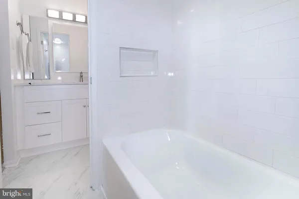 $369,900 | 307 Yoakum Parkway, Unit 1024, Alexandria, VA 22304