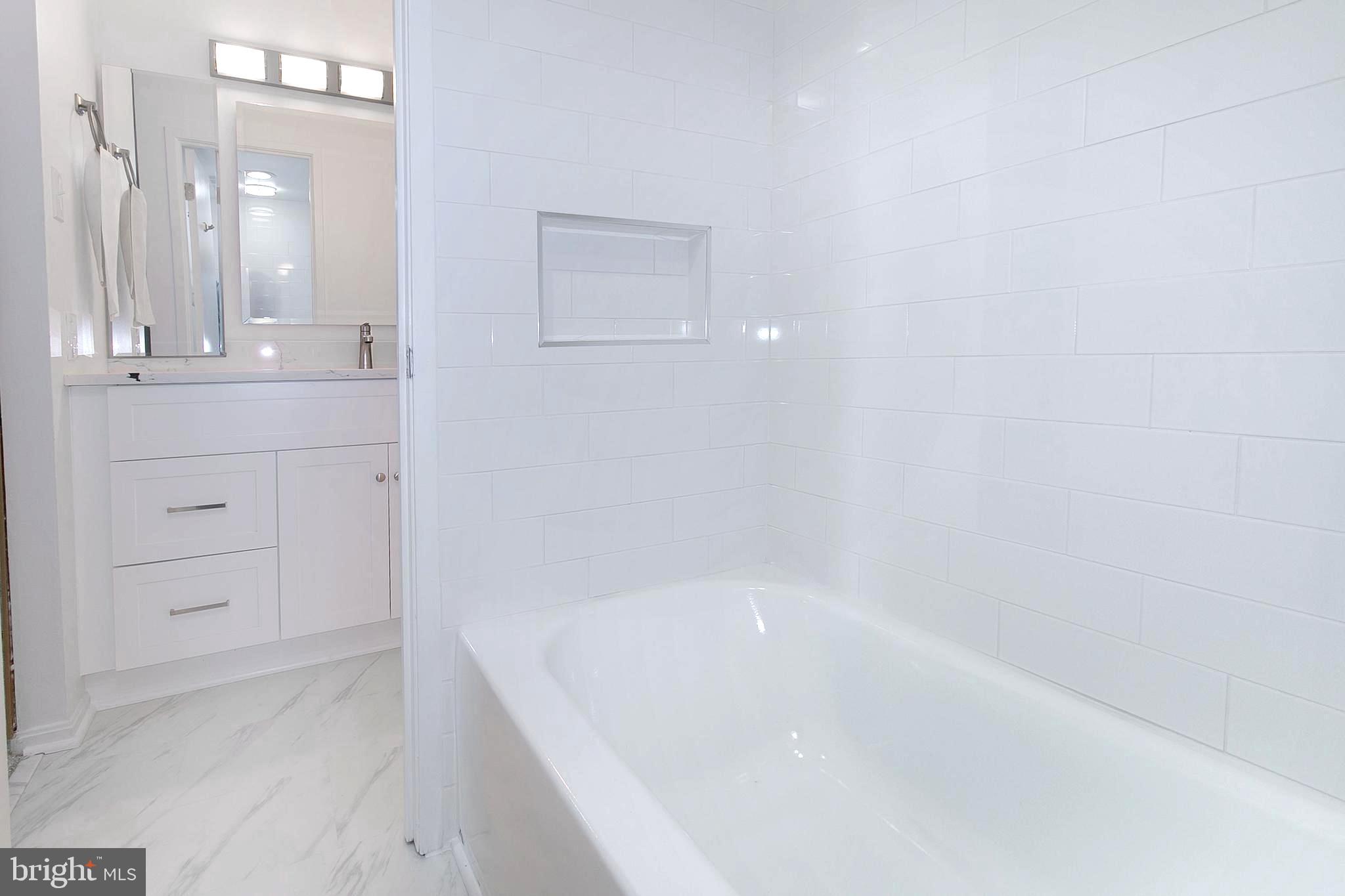 307 Yoakum Parkway, Unit 1024 Alexandria, VA 22304 - Photo 33 of 50 a bathroom with bathtub and shower