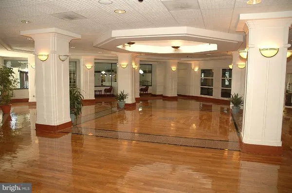 $369,900 | 307 Yoakum Parkway, Unit 1024, Alexandria, VA 22304