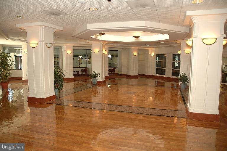 307 Yoakum Parkway, Unit 1024 Alexandria, VA 22304 - Photo 35 of 50 a view of a room with gym equipment