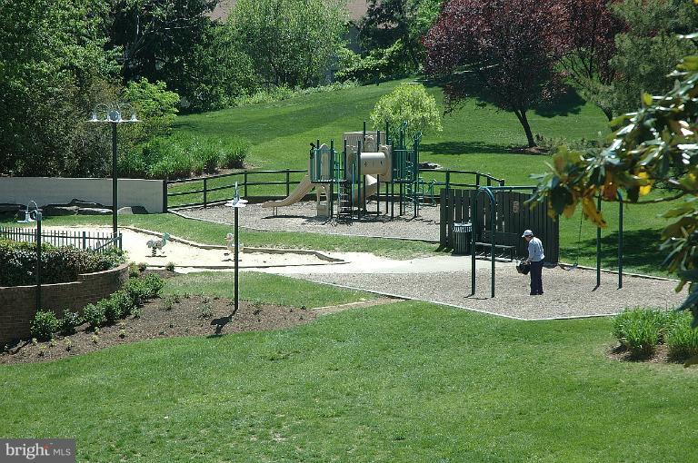 307 Yoakum Parkway, Unit 1024 Alexandria, VA 22304 - Photo 49 of 50 a view of a park