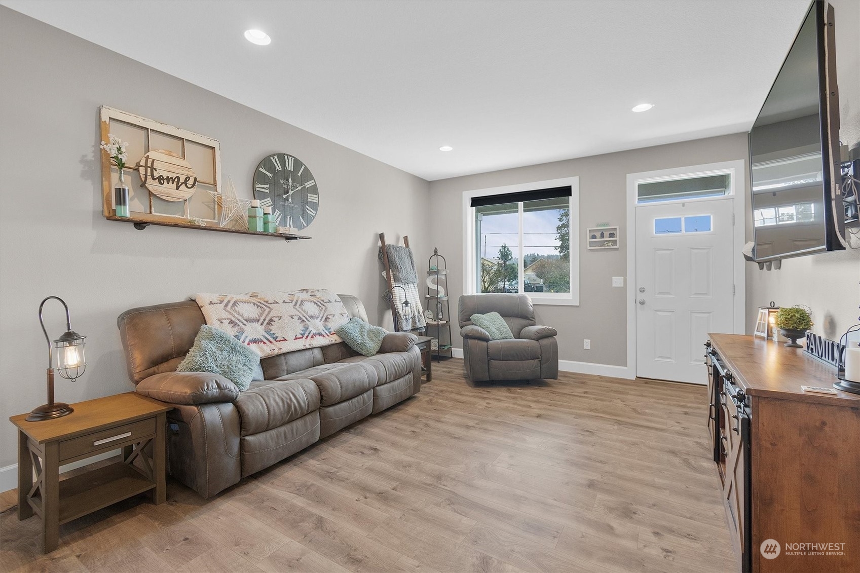 4768 Pacific Way Longview, WA 98632 - Photo 11 of 25 a living room with furniture