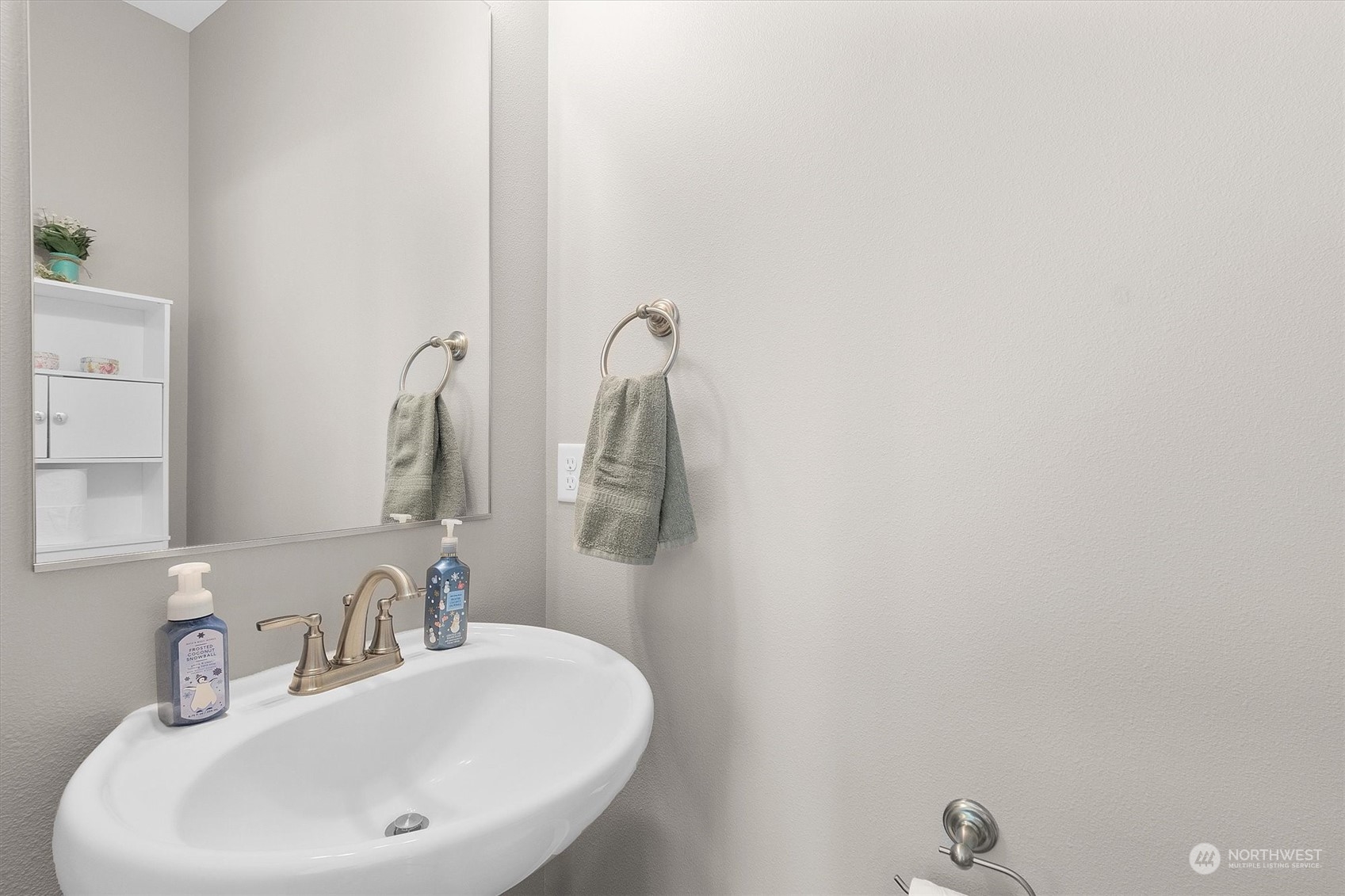 4768 Pacific Way Longview, WA 98632 - Photo 16 of 25 a bathroom with a sink and a mirror