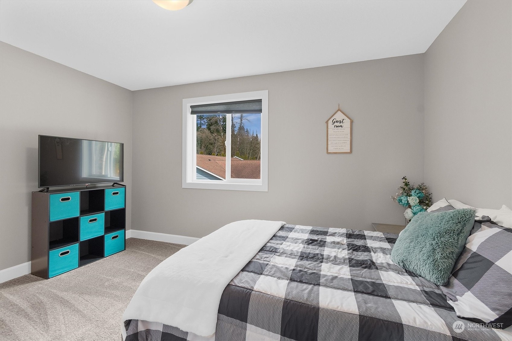 4768 Pacific Way Longview, WA 98632 - Photo 22 of 25 a bedroom with a bed and a television