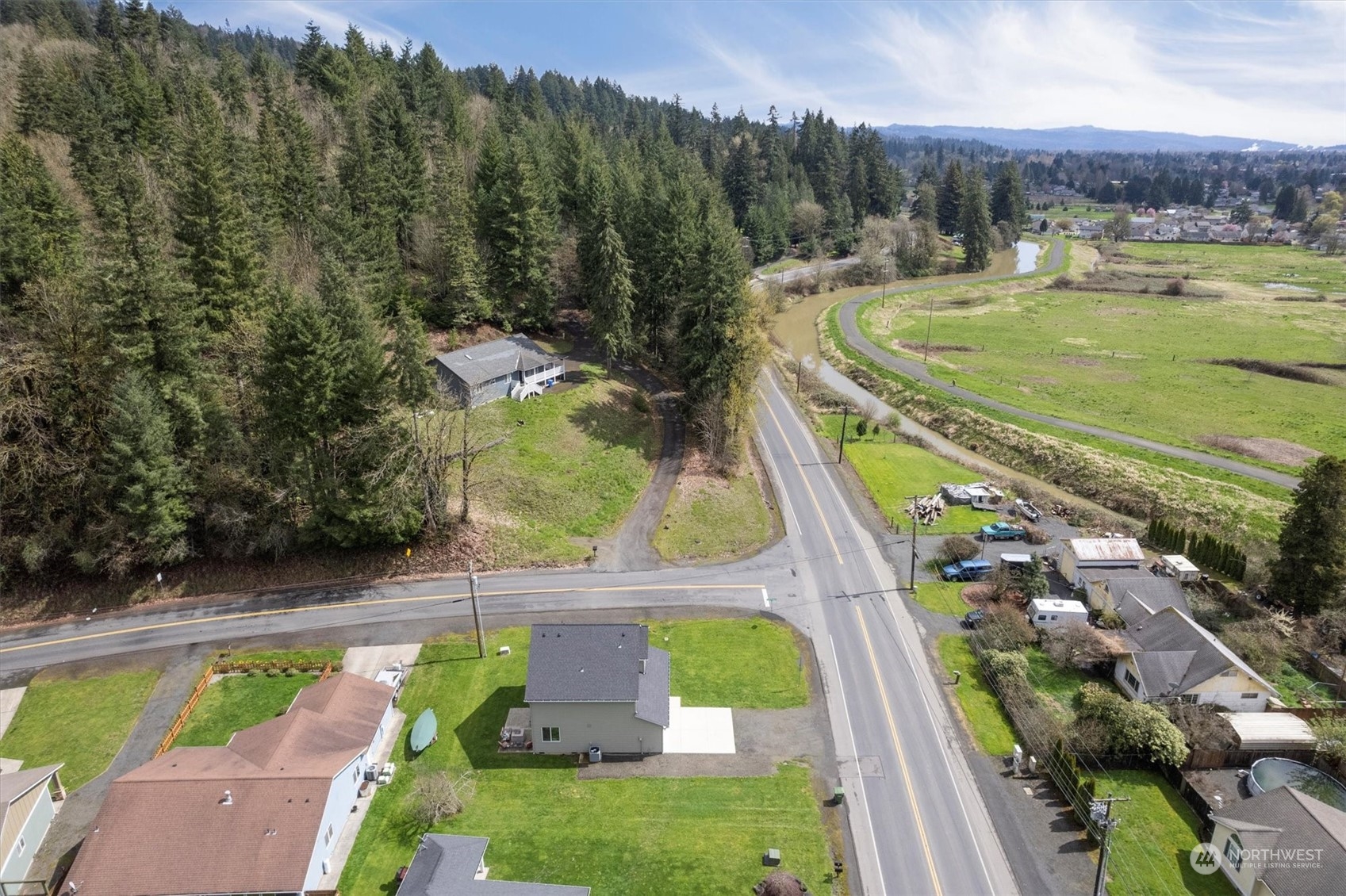4768 Pacific Way Longview, WA 98632 - Photo 4 of 25 a view of a swimming pool with a yard