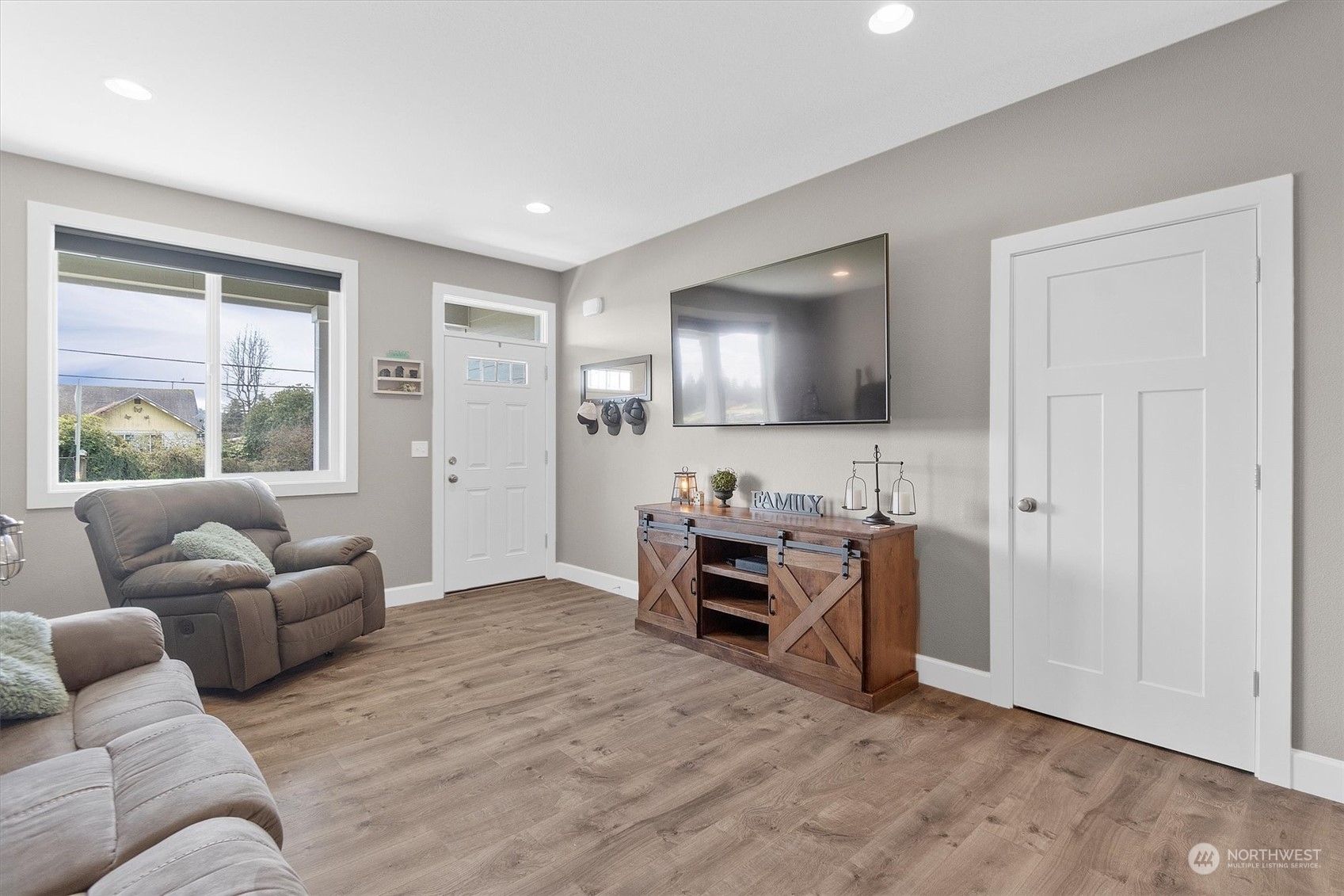 4768 Pacific Way Longview, WA 98632 - Photo 10 of 25 a living room with furniture and a flat screen tv