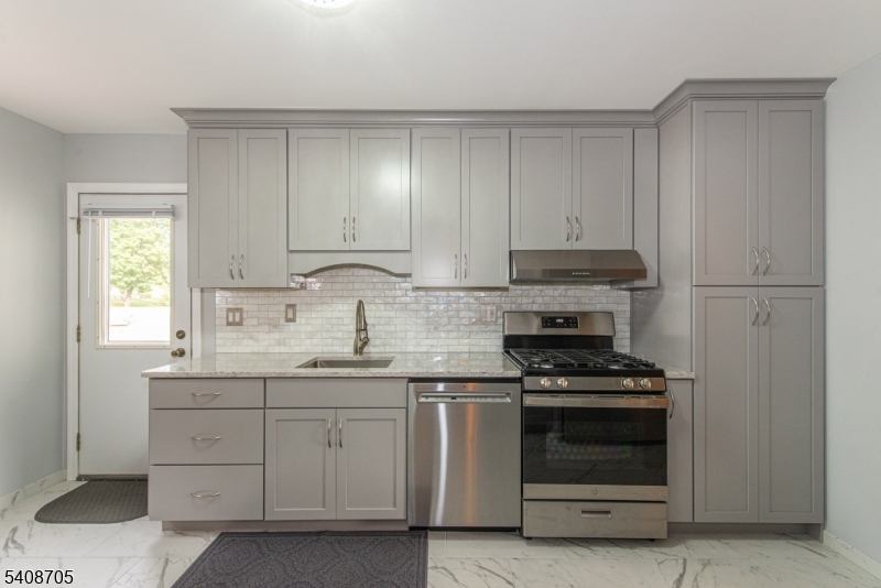 4 George Street Succasunna, NJ 07876 - Photo 3 of 34