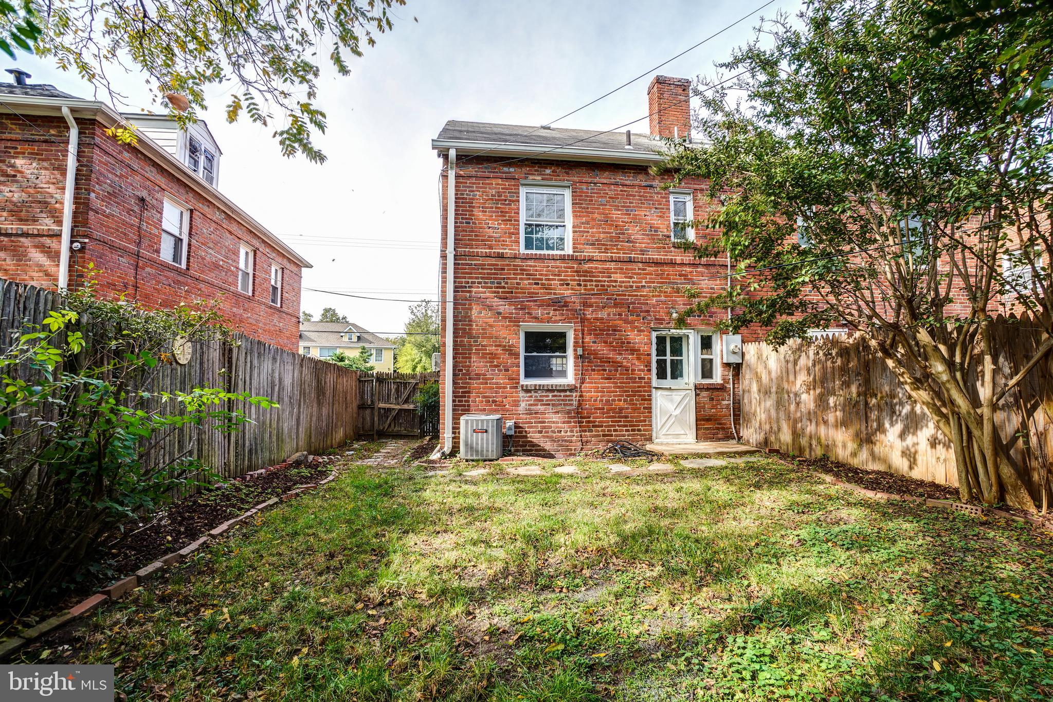 849 South Glebe Road Arlington, VA 22204 - Photo 29 of 38 Back yard - fully fenced