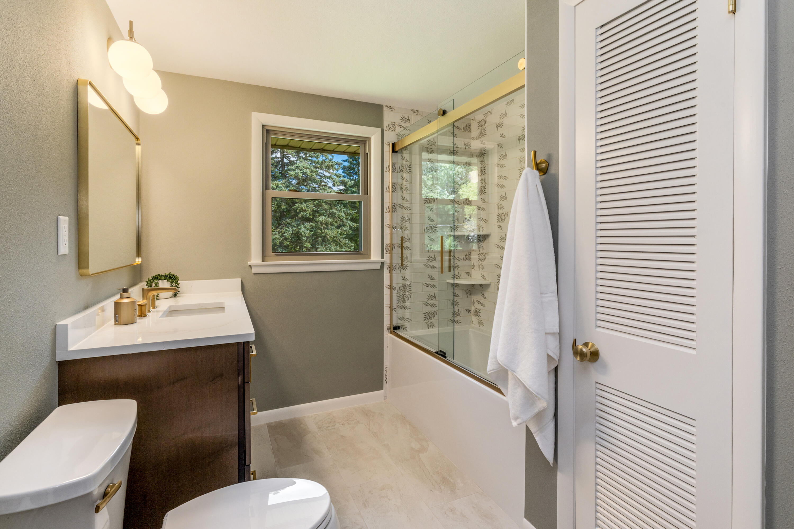 11630 Riverland Road Mequon, WI 53092 - Photo 10 of 19 Full Bathroom