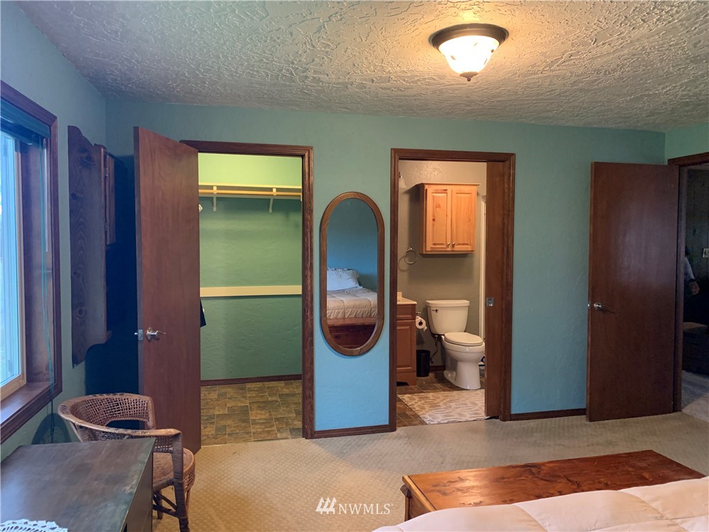 106 Pattee Road Chehalis, WA 98532 - Photo 15 of 33 a en suite bathroom with a toilet sink and mirror