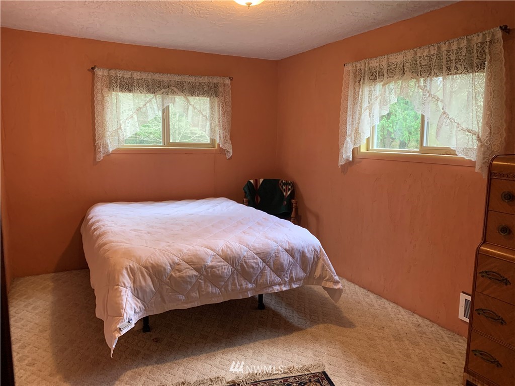 106 Pattee Road Chehalis, WA 98532 - Photo 17 of 33 a bed sitting in a bedroom next to a window